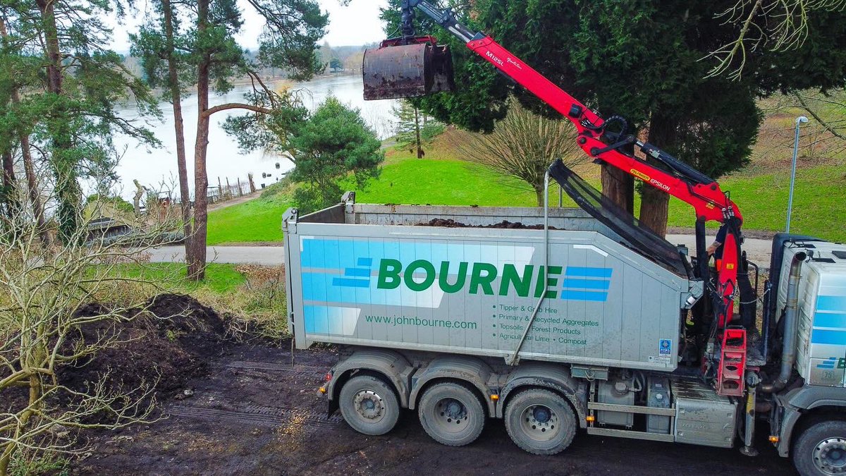 Bourne_Amenity's tweet image. Revisiting loyal client Hever Castle &amp;amp; Gardens last week, for the delivery of a range of winter maintenance materials; our Premium Blended Topsoil, Manure, 2/6mm Shingle, Play Area Bark and Play Area Sand.
#wintermaintenance #farmyardmanure #highstandard #gardenmaintenance