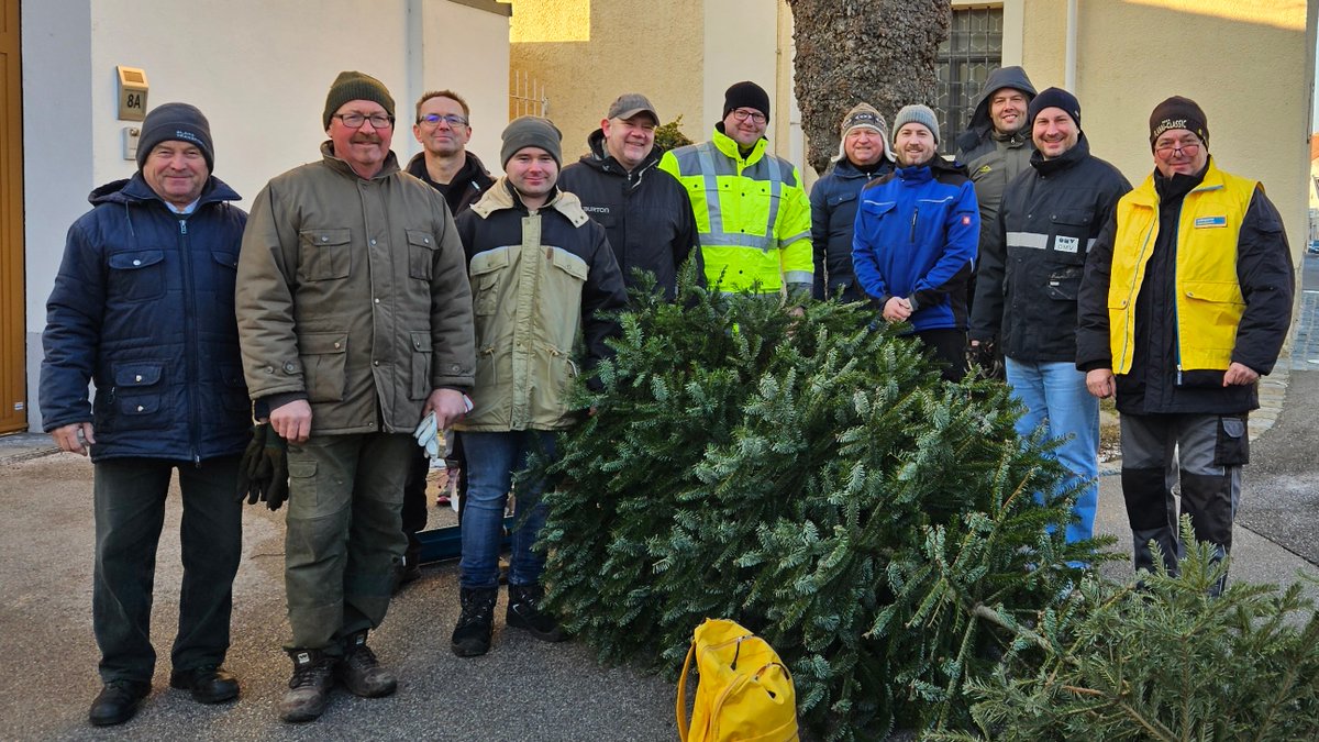 NachbarServus's tweet photo. Moosbrunn: Erste Serviceaktion des Jahres / Volkspartei sammelte 257 Christbäume ein und entsorgte sie fachgerecht.

#moosbrunn #frühling #övp #volkspartei  #christbaum #weihnachtsbaum #entsorgung

https://t.co/jOmIAu9Gis https://t.co/bmUobeBf87