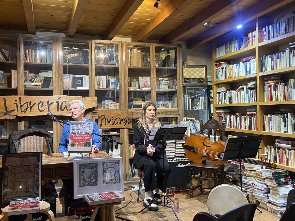 CoroACappella's tweet photo. #PedroAlvarez presentó su libro sobre #MonasterioSantoToribio en un lugar especial #LaLibreria en #Pimiango con la voz de @xtinagalan y la #MusicaDelCamino #musicantigua
#AñoJubilarLebaniego https://t.co/ZYTkppRHsp