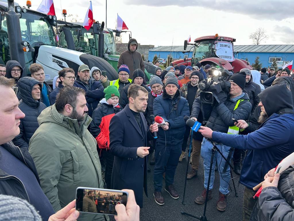 EKOlodziejczak_'s tweet photo. Dziś jestem razem z rolnikami na proteście w Nysie.
Nikt z @MRiRW_GOV_PL przez wiele lat nie wychodził do protestujących rolników. Te czasy się zmieniły. 

„Jestem z wami, po to żeby nasze, polskie rolnictwo karmiło Polaków. 
Jestem z wami, bo wy jesteście tutaj, żebyśmy my Polacy teraz i w przyszłości nie głodowali, nie przepłacali za żywność. 
Jestem z wami tutaj, żeby to polskie rolnictwo dawało bezpieczeństwo żywnościowe Polsce”.