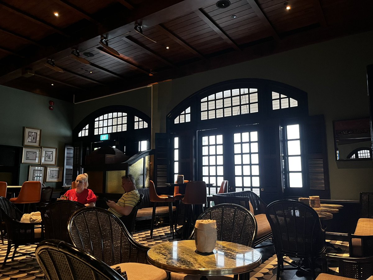 waallouh's tweet image. And finishing it in the long bar, a nice bar with strong history and a nice welcome