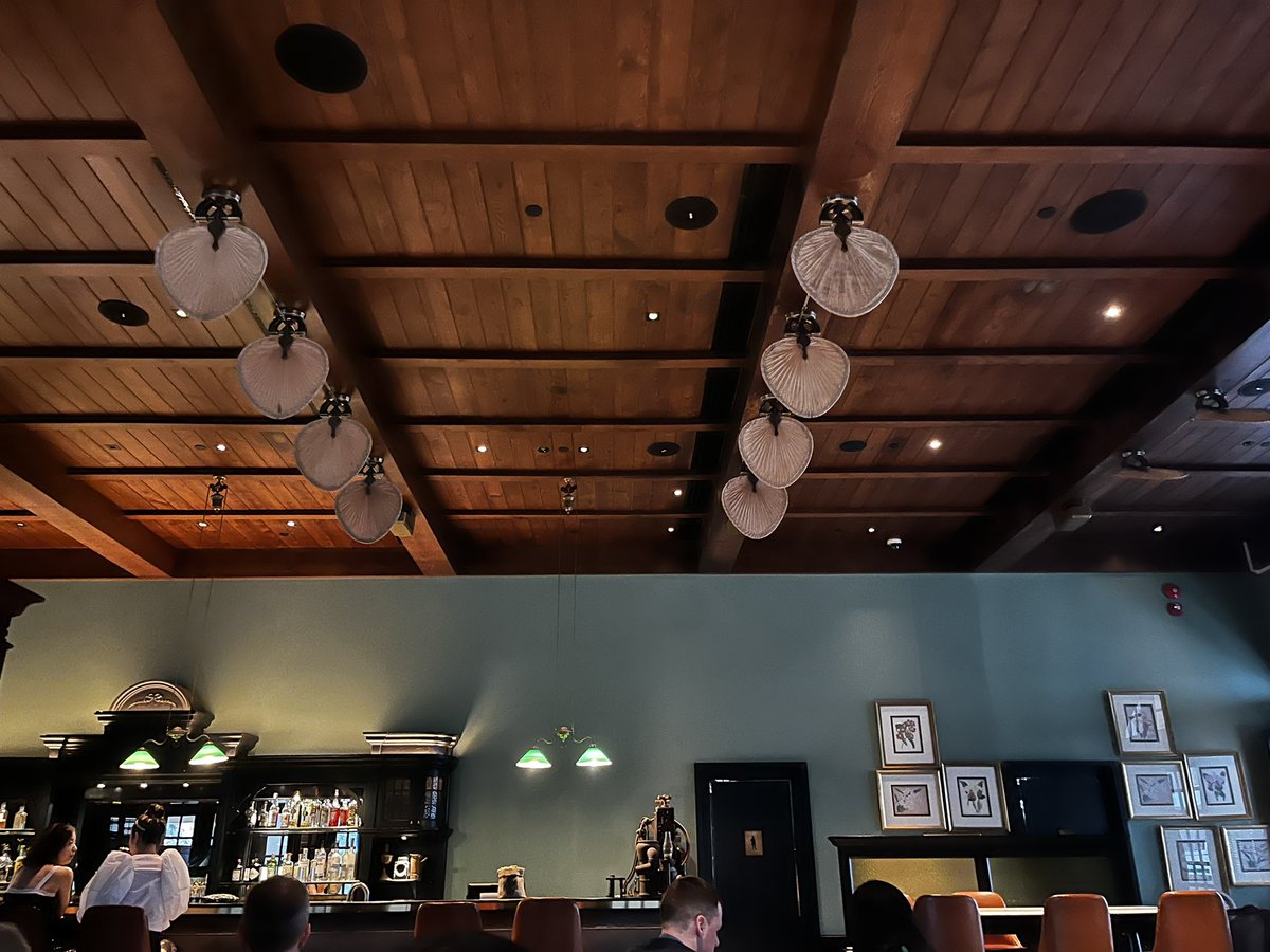 waallouh's tweet image. And finishing it in the long bar, a nice bar with strong history and a nice welcome