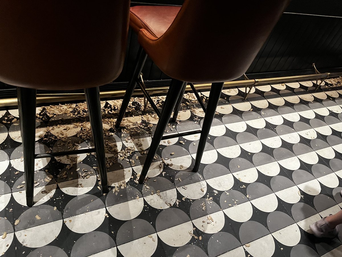 waallouh's tweet image. And finishing it in the long bar, a nice bar with strong history and a nice welcome