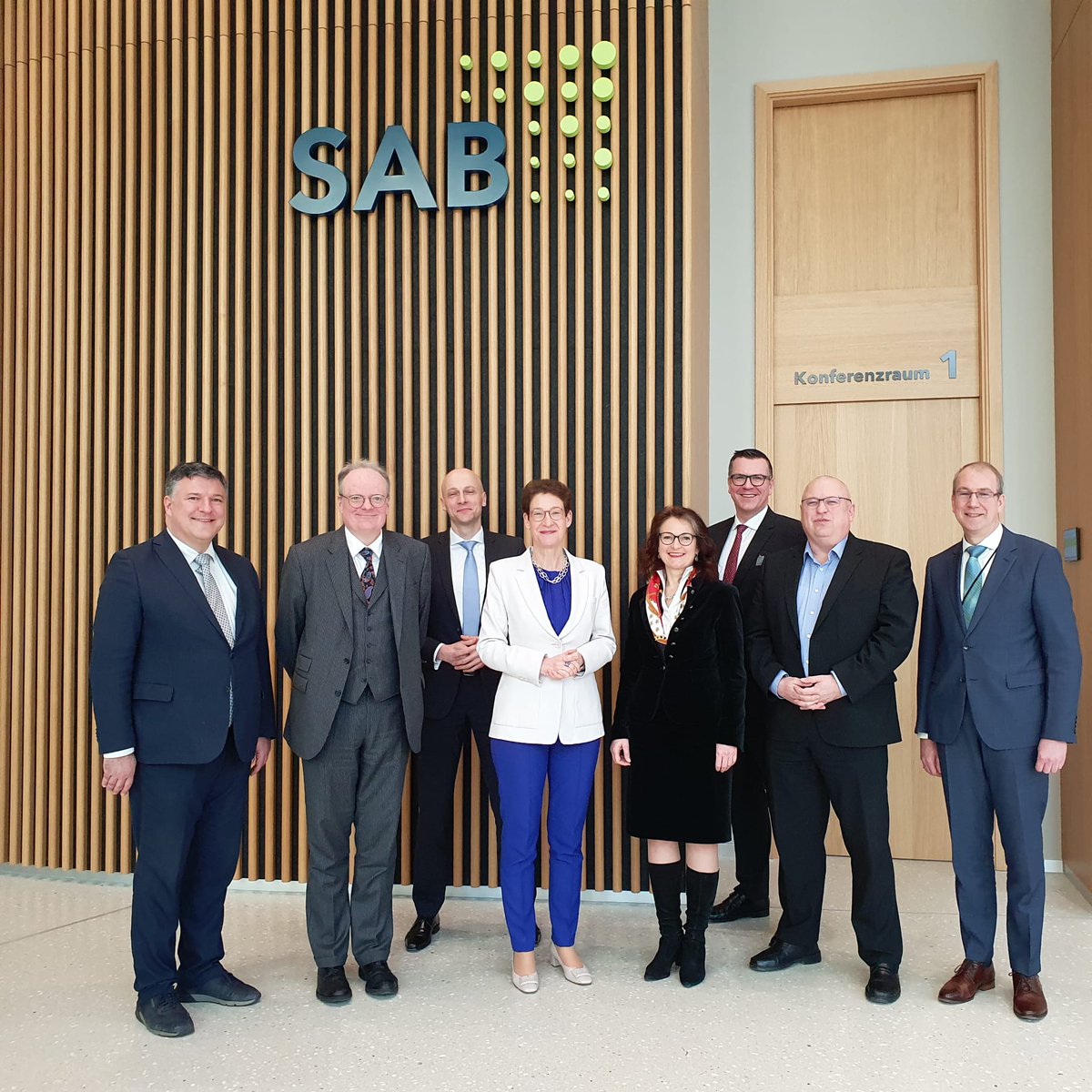 Unsere Vergabemanager bei der SAB - Sächsischen Aufbaubank...
Die #vöbservice berät und begleitet die #SächsischeAufbaubank bei europaweiten Ausschreibungen in Dresden und in Leipzig. Andreas Wolf und Stefan Mironjuk bedanken sich bei Dr. Katrin Leonhardt (Vorsitzende des