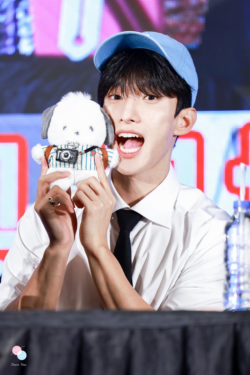 DawnKiss97218's tweet photo. 240118 마카오 팬싸 HD   
👋
#SEVENTEEN #세븐틴 
#DK #도겸 #이석민 #ドギョム
@pledis_17 https://t.co/ZdkRq7HvZ8