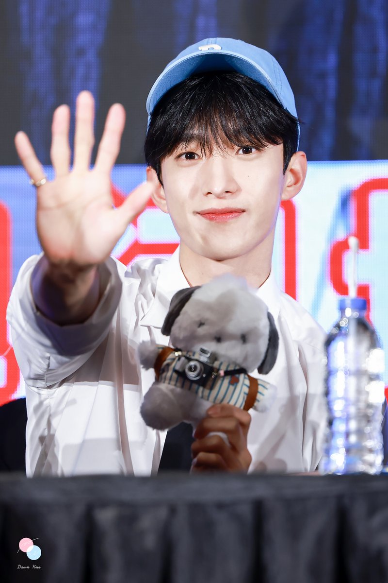 DawnKiss97218's tweet photo. 240118 마카오 팬싸 HD   
👋
#SEVENTEEN #세븐틴 
#DK #도겸 #이석민 #ドギョム
@pledis_17 https://t.co/ZdkRq7HvZ8