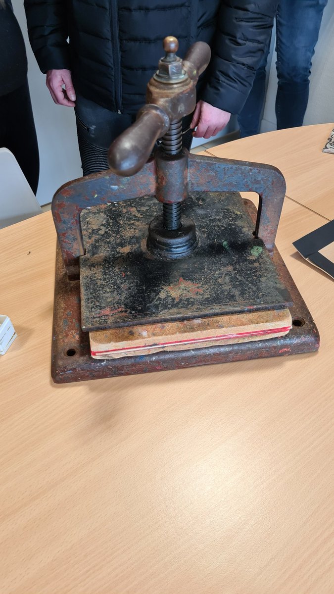 Les élèves de la classe relais du collège Charlemagne ont terminé la seconde session en présentant le travail réalisé autour de l’œuvre de Andy Warhol. Félicitations pour leur engagement dans ce projet.