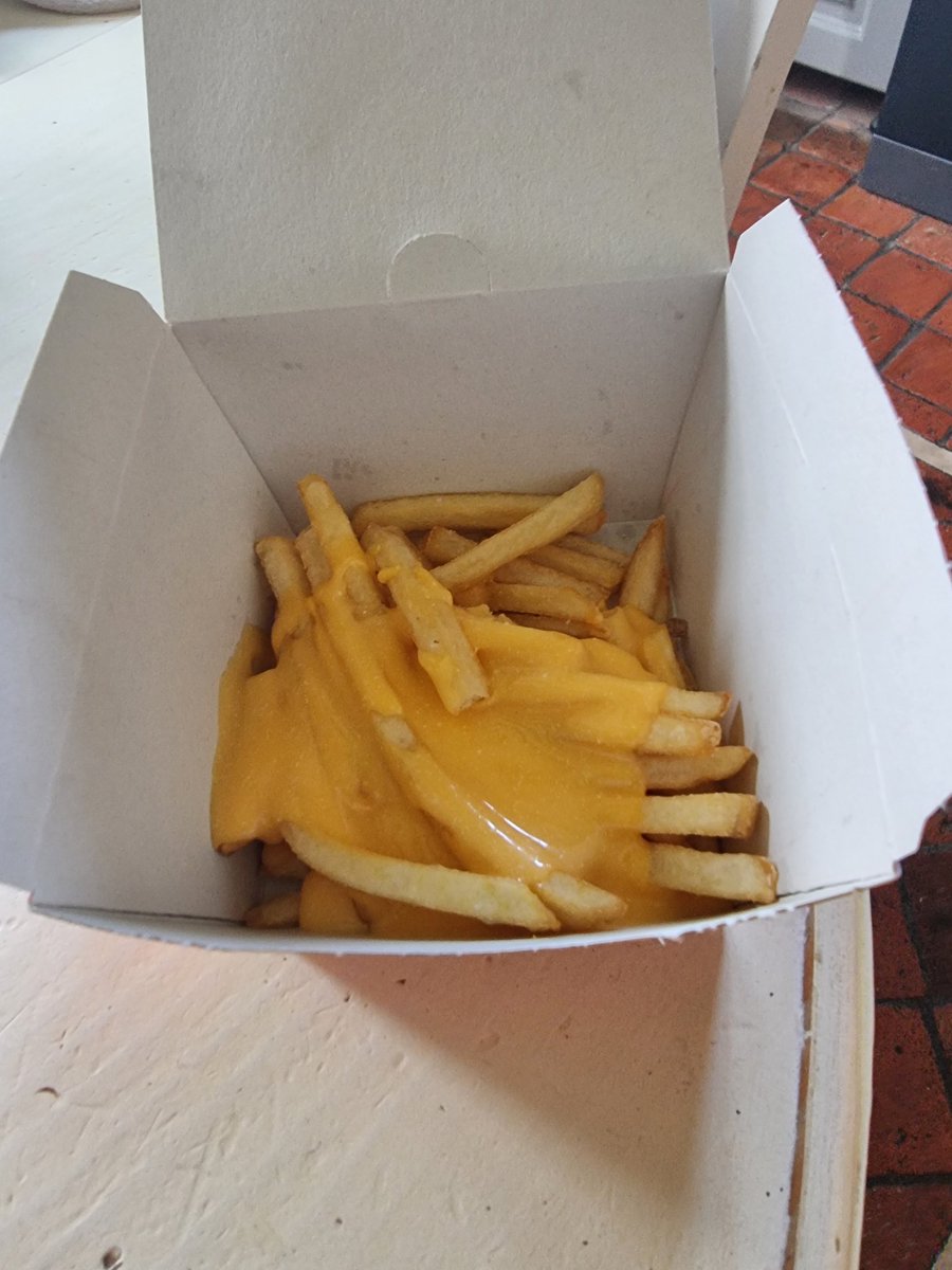Coco26Phil's tweet photo. @BurgerKingFR Franchement quand on voit ça chez vos concurrents on se dit que l'élève ne dépasse pas le maître 🤣🤣 https://t.co/qHPPEBvJpO