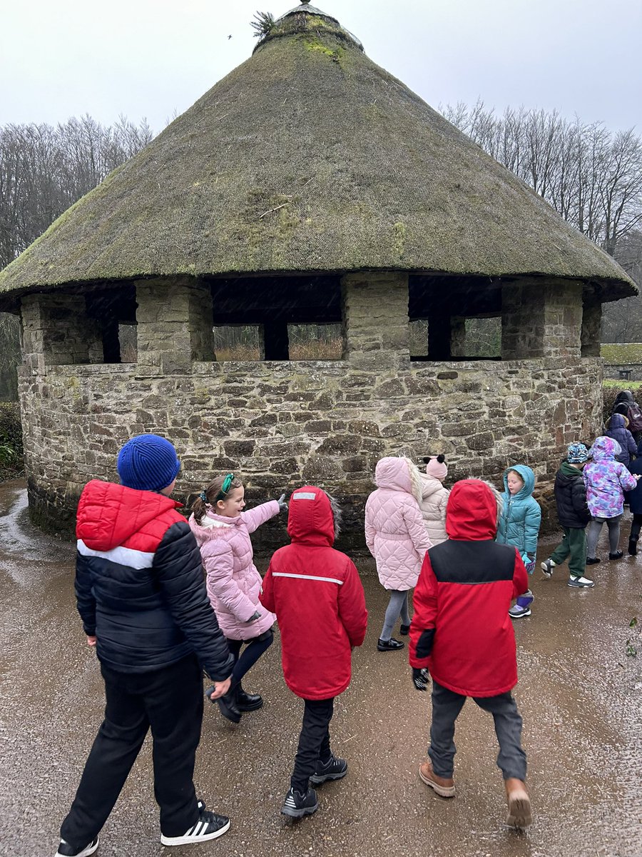 WillowtownPri's tweet photo. Year 3 have been ‘tuning in’ to their new theme by visiting @StFagans_Museum and finding out about Welsh Culture. Such a fab day and lots of information to inform our learning over the next few weeks! #WPShum #WPSllc #WillowtownWay3 https://t.co/ntmjAI0Smx