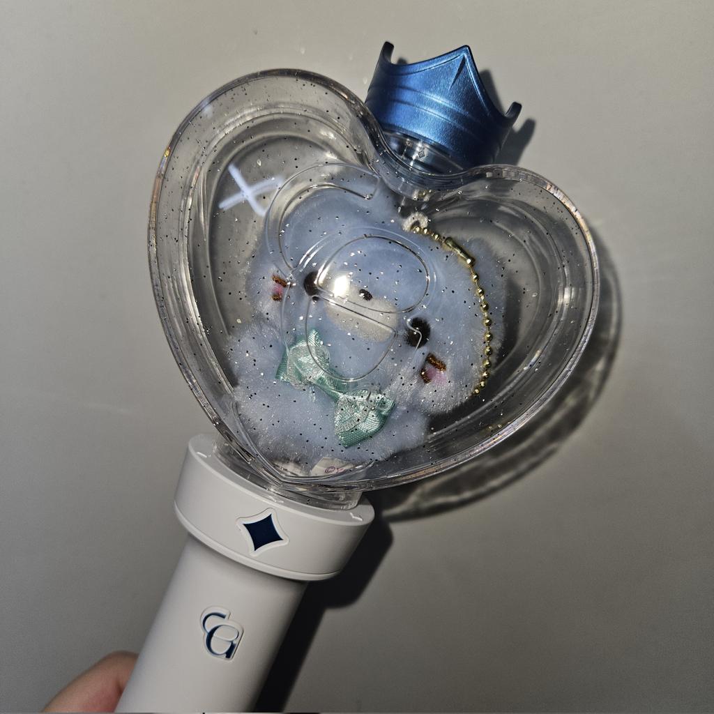 RODA_ring's tweet photo. 하 개큰 노동력으로 실패하고 다른 응원봉으로 바꾸니 한번에 되는거 진짜 어이없어 근데 응꾸 재밌다 빨리 인형말고 다른걸로 해보고싶다 히히 https://t.co/bK4oc7Cnhg