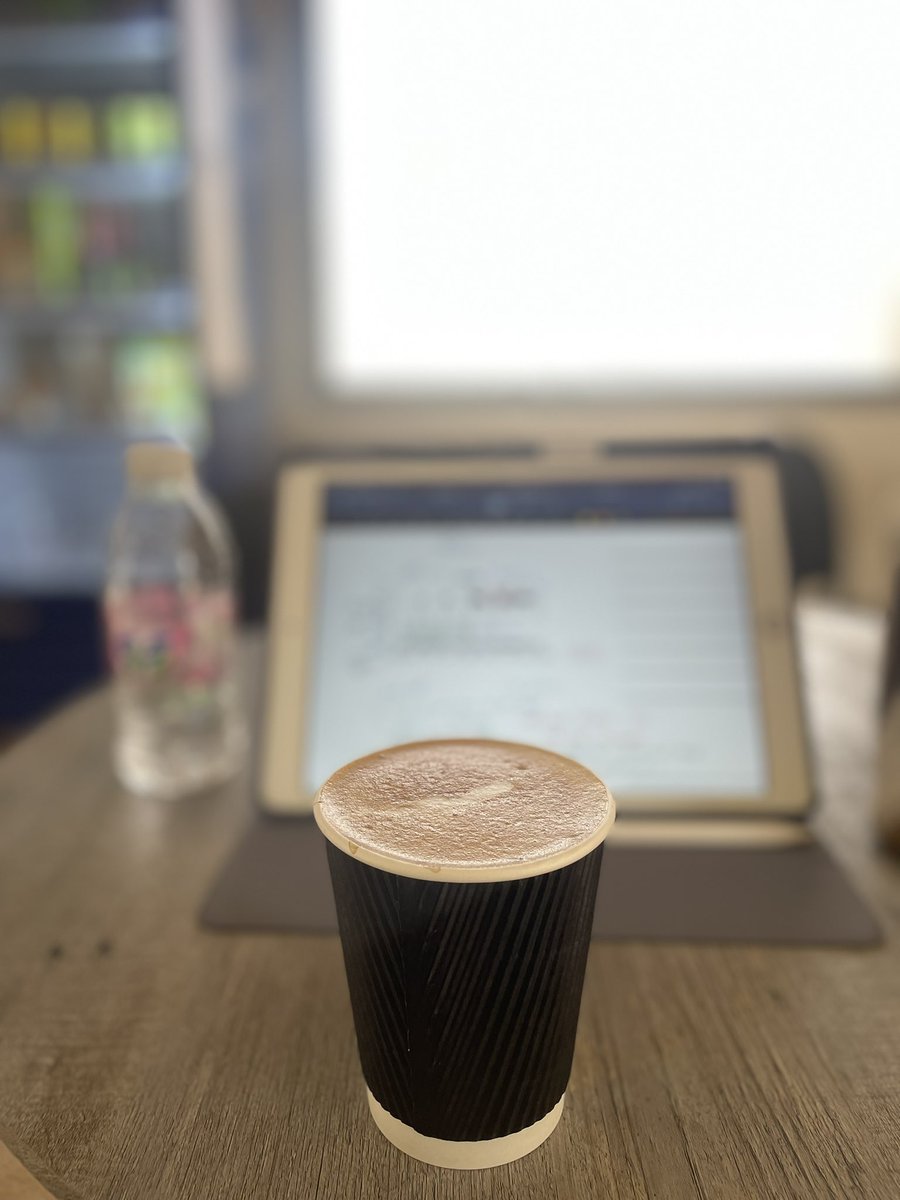 مخي كان متروس أفكر بكمية الاسايمنتات الي عندي وفجأة الي في الكافتيريا جايبة ليي كوب قهوة هدية من عندها، انسانة لطيفة قطعت حبل القلق واسعدتني بلطافتها الله يسعدها ويرزقها يارب 🤍🤍🤍