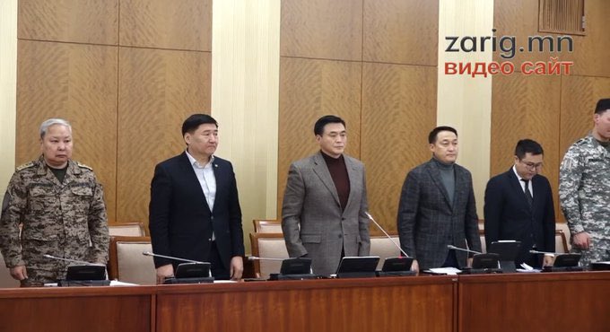 Бид ийм жүжгийг олон харсан..Одоо зүгээр уучлалт гуйгаад хариуцлагаа хүлээгээд зайлах хэрэгтэйшд..!

Наад албан тушаал чинь хүний амьнаас үнэтэй юу..!