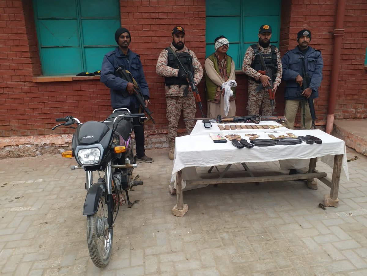ShikarpurPolice's tweet photo. ڈسٹرکٹ پولیس شکارپور 
پریس رلیز

*شکارپور پولیس اور سندھ رینجرز نے مشترکہ ٹارگيٹڈ آپریشن کے دوران کامیاب کارروائی کرتے ہوئے تھانہ رستم کے علاقے سے 10 لاکھ انعام یافتہ اشتھاری ڈاکو کواسلحہ سمیت گرفتارکرلیا۔* https://t.co/t1d9HZWIrO