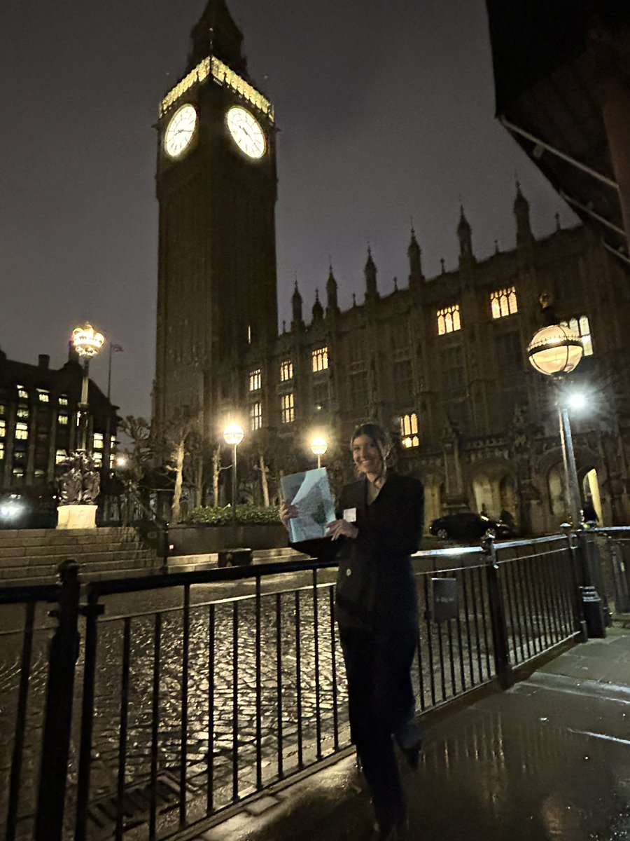 adnyildirim's tweet photo. Dün akşam kızım @gozdeyildirimo’ın çalıştığı proje, 🇬🇧parlamentosu Westminster’da Rt Hon Caroline Nokes MP misafirliğinde sunuldu. Kızımın, epilepsi ilaçlarının hamilelikte kullanımının yan etkilerinin ekonomik etkilerini hesapladığı bu projede yer almasından gurur duyuyorum. https://t.co/RbYj58AJJf
