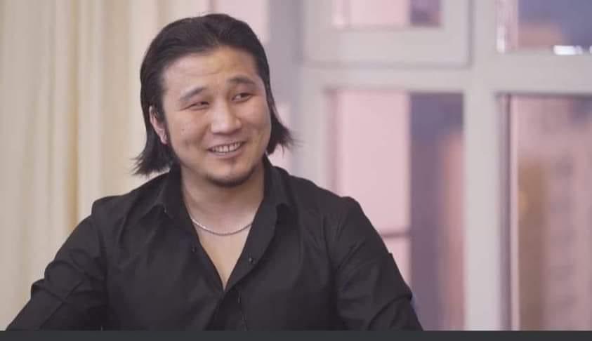 Монголд амьдрах нь асар их хүнд болохыг 1999 оных ч 1979 оных юм шиг харагддаг энэ залуугаас харж болно🤭🤣🤣