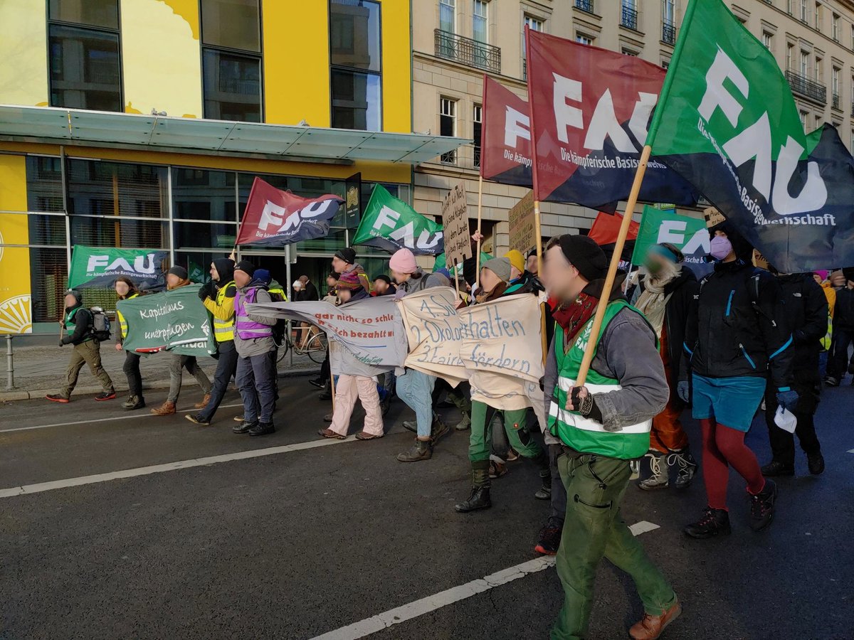 FAU_Dresden's tweet photo. Am Samstag waren die Initiative Grüne Gewerke mit anderen Mitgliedern der @FAUGewerkschaft zum #Bauernprotest auf der @WirHabenEsSatt2-Demo in #Berlin.
https://t.co/cA08F6n2UU
#KapitalismusMussWeg #NazisVomAcker https://t.co/HohzgwK4T0