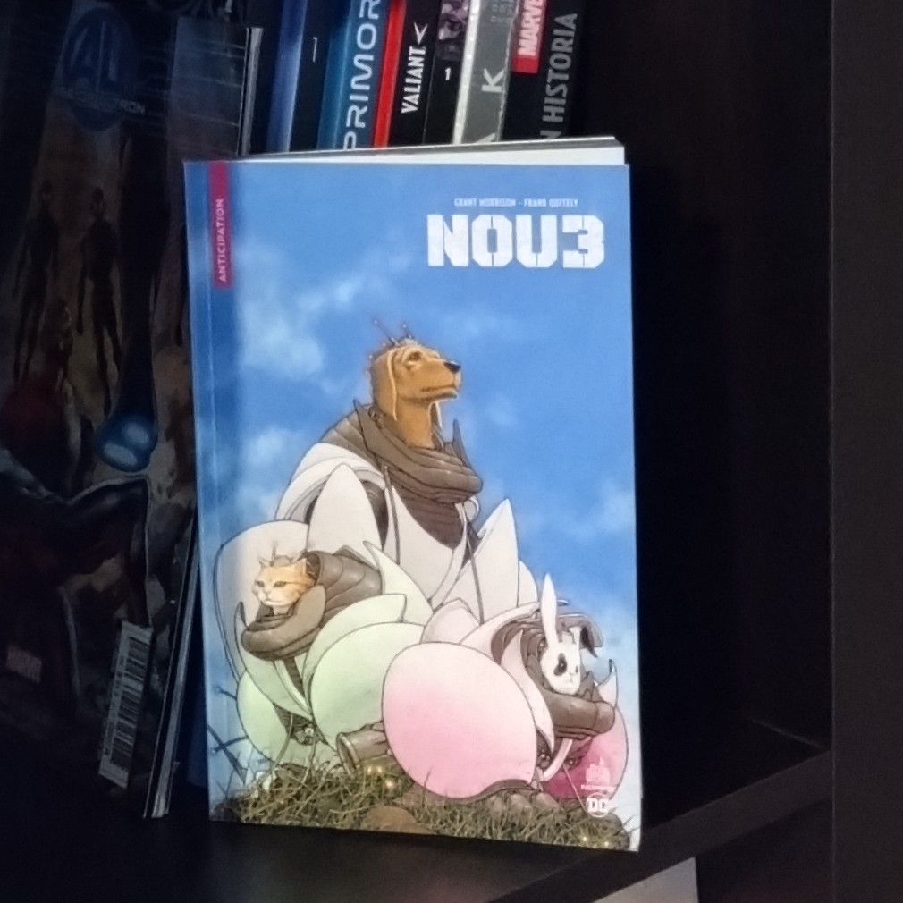 OV2PUC's tweet photo. Le synopsis et la couverture ne me semblaient à aucun moment tenir debout. Mais la narration de Grant Morrison soutenue par la proposition graphique totalement inventive et tout aussi narrative de Frank Quitely fait de ce (court) Nou3 une expérience immanquable. #Comics #Nou3 https://t.co/u81QqTtA3t