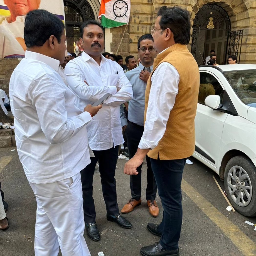 महाराष्ट्रात सध्या सूडबुद्धीने कारवाईचे सत्र सुरू आहे. मात्र आपल्याकडे सुडबुध्दीच्या कारवाईला ललकारणारा दादा आहे. रोहीत दादा पवार यांनी इडीकडून सुरू असणाऱ्या कारवाईला उत्तर देण्यासाठी पूर्ण आत्मविश्वासाने इडी कार्यालय गाठले आहे. 

खऱ्या अर्थाने कुठल्याही दबावाला भीक न घालणारा असा