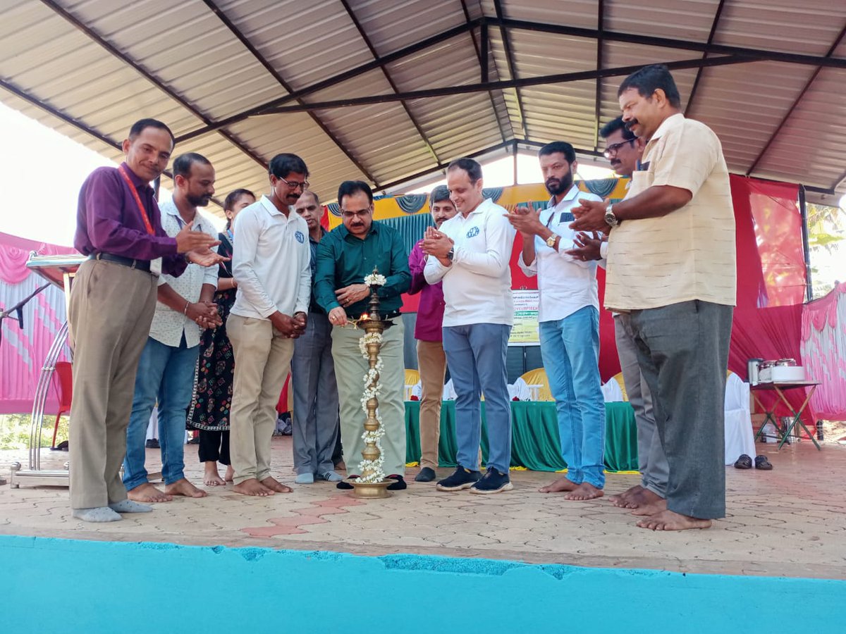 PostalSouth's tweet image. ಇಂದು ಉಡುಪಿ ಅಂಚೆ ವಿಭಾಗದ ವತಿಯಿಂದ ಮೂಡು ಅಲೆವೂರಿನಲ್ಲಿ ’ಅಂಚೆ ಜನಸಂಪರ್ಕ ಅಭಿಯಾನ’ವನ್ನು ಆಯೋಜಿಸಲಾಗಿತ್ತು.  ಕಾರ್ಯಕ್ರಮವನ್ನು ಅಂಚೆ ಸೇವೆಗಳ ನಿರ್ದೇಶಕರಾದ ಶ್ರೀ ಟಿ. ಎಸ್. ಅಶ್ವತ್ಥನಾರಾಯಣ ರವರು ಉದ್ಘಾಟಿಸಿದರು.

#dakcommunitydevelopmentprogram
#aapkadostindiapost
#updatedaadhaarpowerfulaadhaar