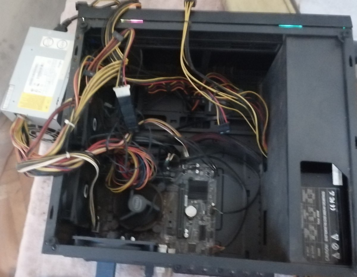 Hello all.
If you see this, reboot your device!
Црче напајање, тако да је ово мој нови лап-топ.
(мало је блур, али се види да је лако преносив).

Ма, како сте, бре?