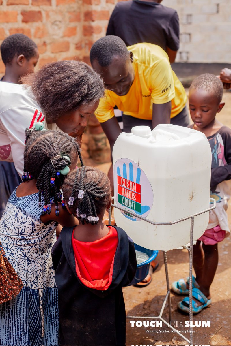 TouchTheSlumUG's tweet photo. We are using the #CleanHandsCount campaign to advocate for health education. In order to prevent diseases brought on by poor hygiene, we are teaching the people of #Namuwongo the fundamentals of handwashing. #InternationalDayofEducation #TouchTheSlum #TenEighteen #HealthTips https://t.co/GpYAcRa38o