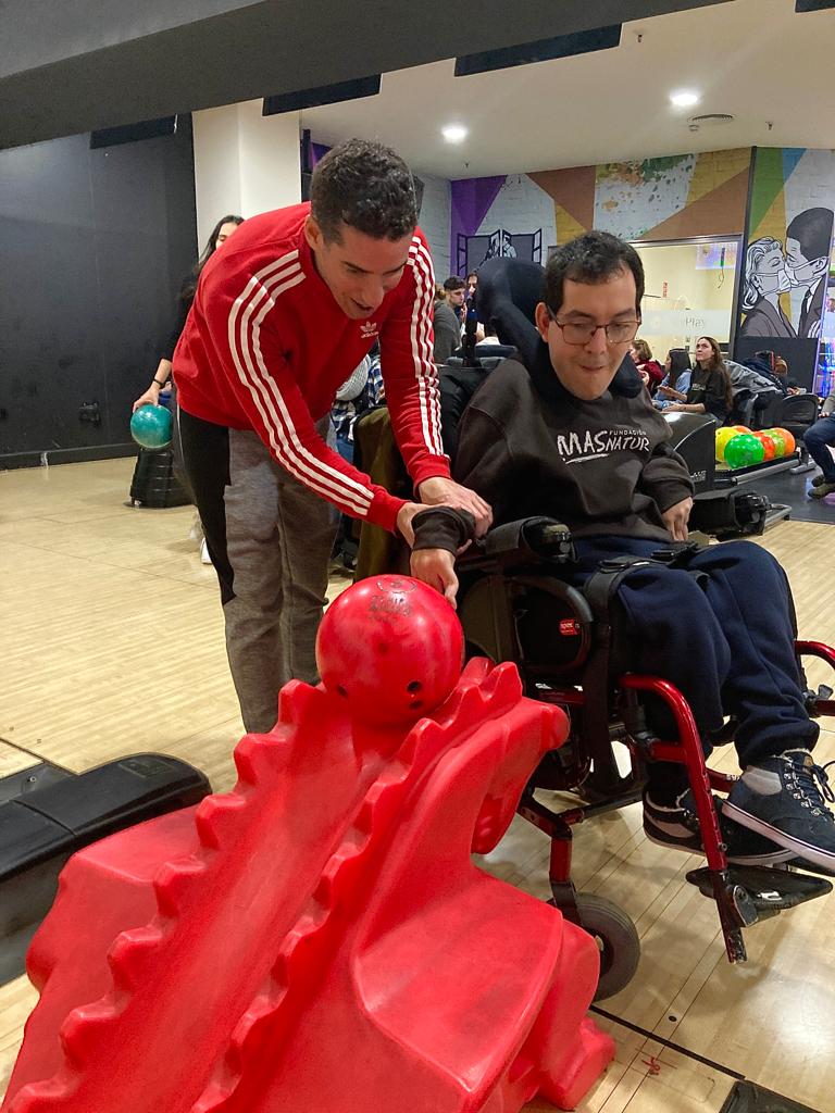 Nuestros chicos y chicas disfrutaron de un maravillosos sábado en la bolera.

Competición, buena puntería y mucha diversión.

Os dejamos algunas de las imágenes de esta super actividad.