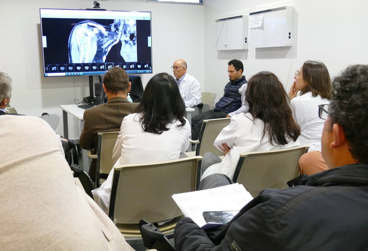 QS_Pozuelo's tweet photo. Nuestro Servicio de Traumatología (@institutoIOTAM), liderado por el Dr. José Tabuenca (@CotTabuenca), explica en el Comité de Tumores Musculo-Esqueléticos que el abordaje de los tumores óseos requiere equipos multidisciplinares y con experiencia https://t.co/bzLUJ2k5Nw https://t.co/lQcpl7nRzg