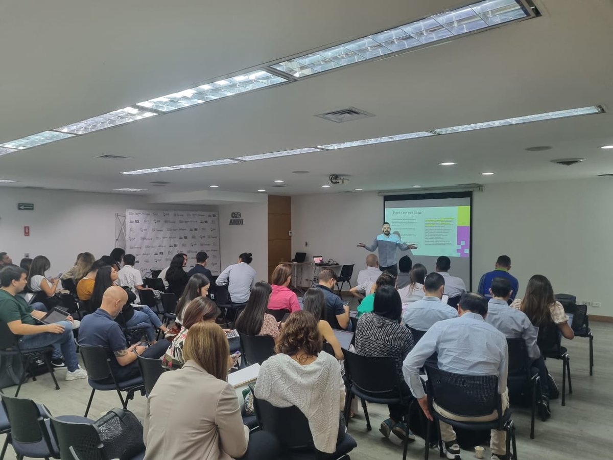10Xthinking_Col's tweet image. 🚀Nos encontramos en el kick off de introducción al proceso de VT Andi + País, iniciando con un taller de búsqueda de información con IA. Descubre cómo la inteligencia artificial redefine cómo accedemos y procesamos la información 🌐✨ 
@ANDI_Colombia