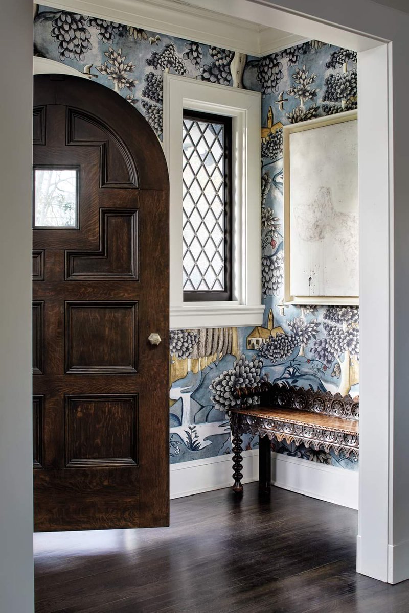 A beautiful little #entryway #archeddoor #wimsicalwallpaper #antiquebench #leadedwindow #homedecorideas