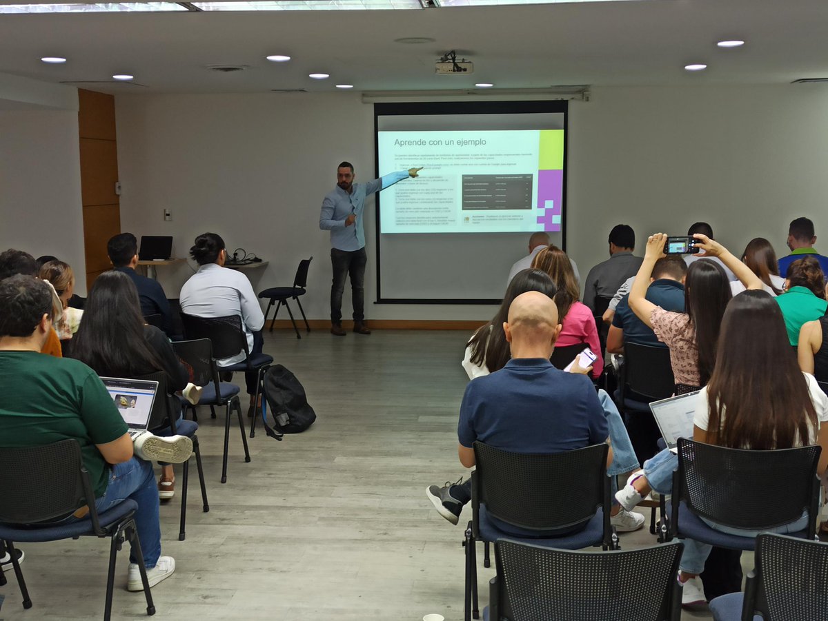 10Xthinking_Col's tweet image. 🚀Nos encontramos en el kick off de introducción al proceso de VT Andi + País, iniciando con un taller de búsqueda de información con IA. Descubre cómo la inteligencia artificial redefine cómo accedemos y procesamos la información 🌐✨ 
@ANDI_Colombia