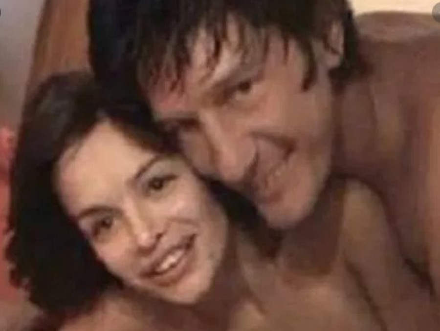 Tako je slikaju je sa nekom decom sramota!
Umesto da ovekoveče njen briljatni debitantski fil i scenu koja je kupila srcas sviju NAS!