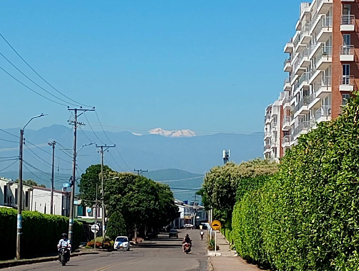 diariodelhuila's tweet photo. #Huila🏔️ El Nevado del Huila se deja ver desde hace varios días en la capital opita.

Las imágenes son tomadas desde diferentes lugares de Neiva. 

📸 Redes Sociales 

#Nevado #Huila #DH #Belleza https://t.co/wwmBGEL1vo