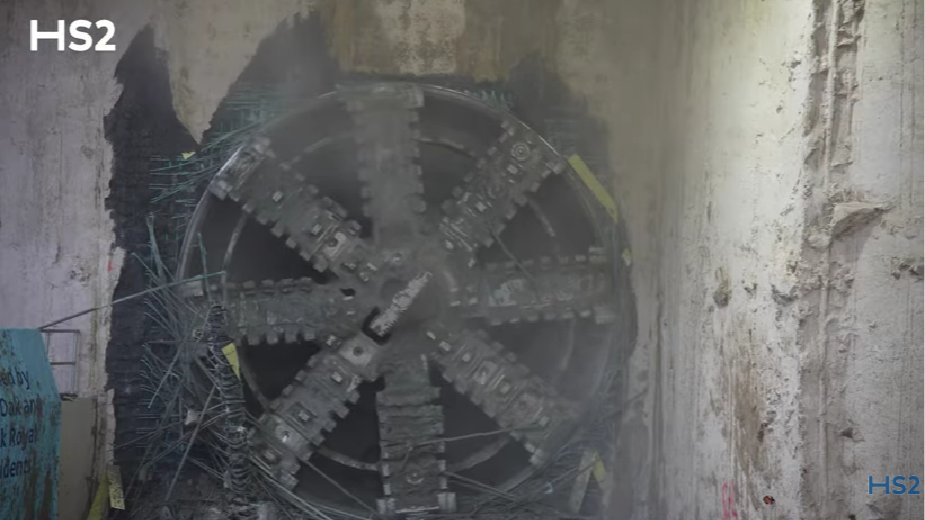 ConstructMgmt's tweet photo. Video | HS2 TBM breaks through at Old Oak Common https://t.co/EsCZYgc67G https://t.co/fWtTCCWiw8