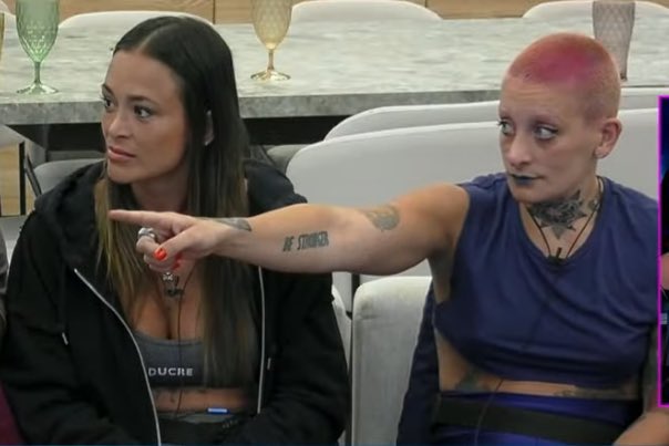 Oli20453932714's tweet photo. Cuando te mandabas una cagada con tu hermano y tu mamá preguntaba “quien fue?”

#GranHermano https://t.co/8FMm5oMTL5