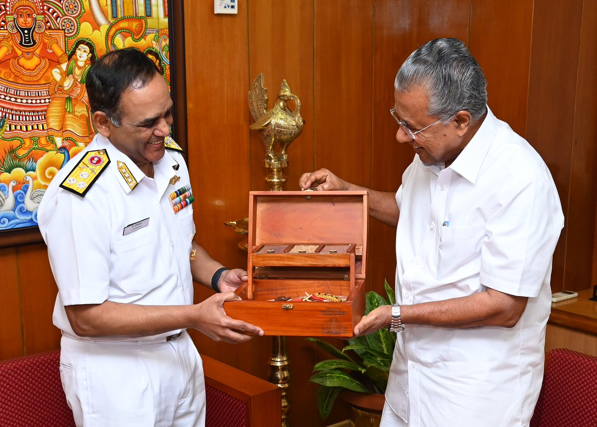 CM @pinarayivijayan had the delight of hosting Vice Admiral Srinivas, Flag Officer Commanding-in-Chief Southern Naval Command of the @indiannavy.