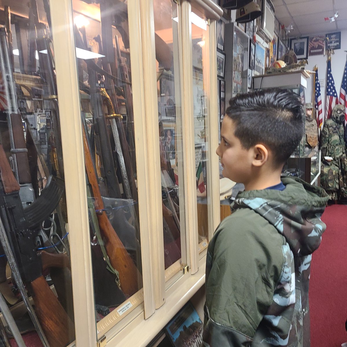 MidtownSchool8's tweet photo. More wonderful photos from our sixth graders trip to the Bayonne Veteran's Museum! πΊπΈπΊπΈπΊπΈ
#VeteransMuseumTrip β€οΈπ€π
#MemorableJourney
#6thGradeFun
@BayonneBOE https://t.co/fULiHnDxJW