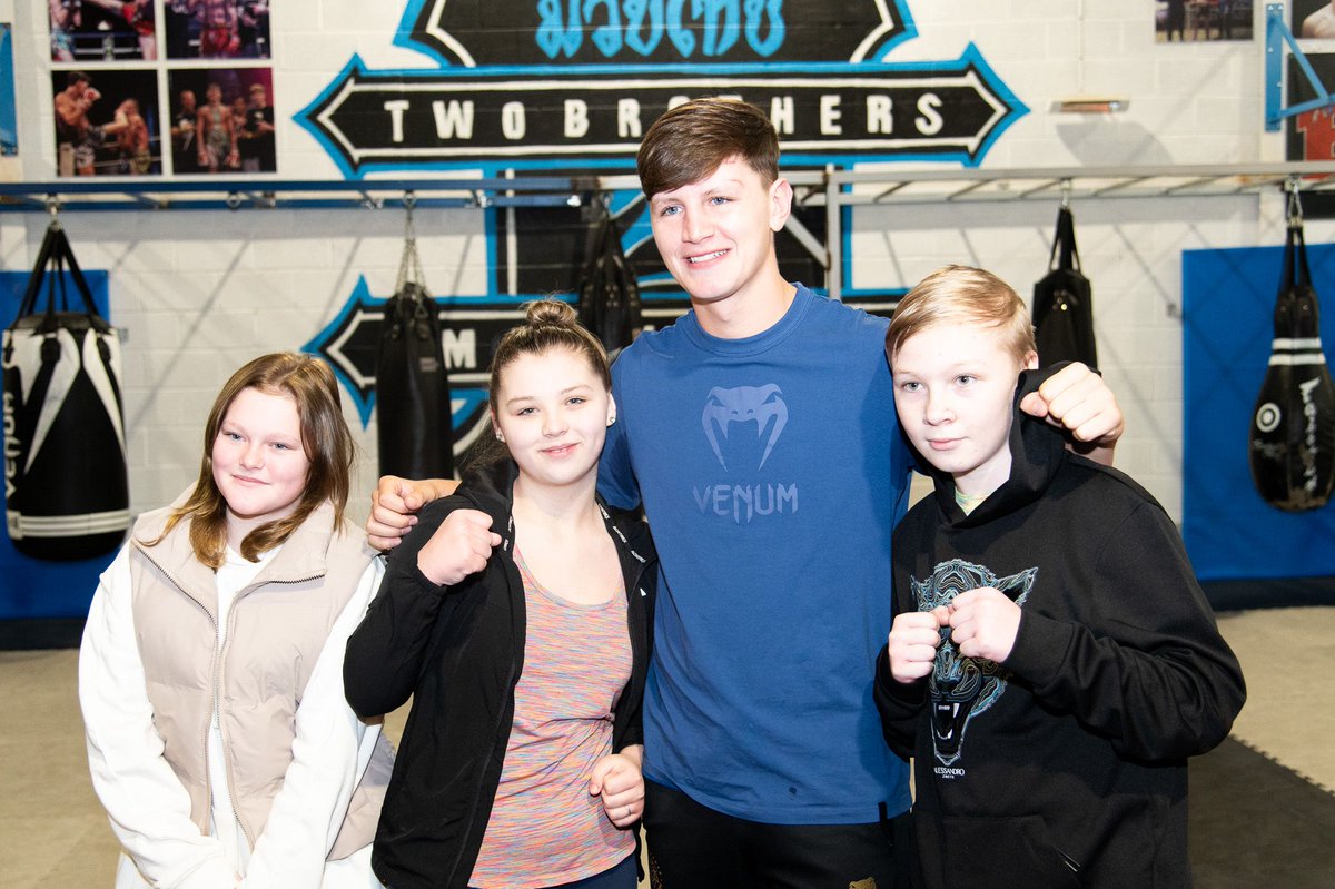 HFCMAT's tweet image. So proud of our students from the Element Resource for their amazing first session at 2 Brothers Muay Thai Gym! Shoutout to the @WDGU_SEE initiative for making this possible. And how cool is it that they got to meet Joe Ryan current WMO &amp;amp; ISKA #MuayThai World champion! #inspired