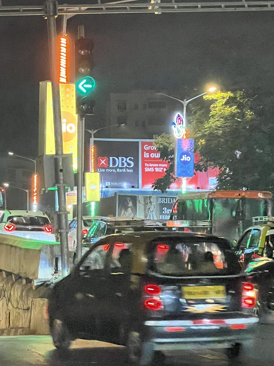 Sandeepshah62's tweet image. @MTPHereToHelp @CPMumbaiPolice #HangingGarden #KempsCorner junction #leftSignal request that for benefit of pax coming down hanging garden there is a signal also on right as for first timer, unable to understand that signal on right is only for those coming from babulnath side.🙏