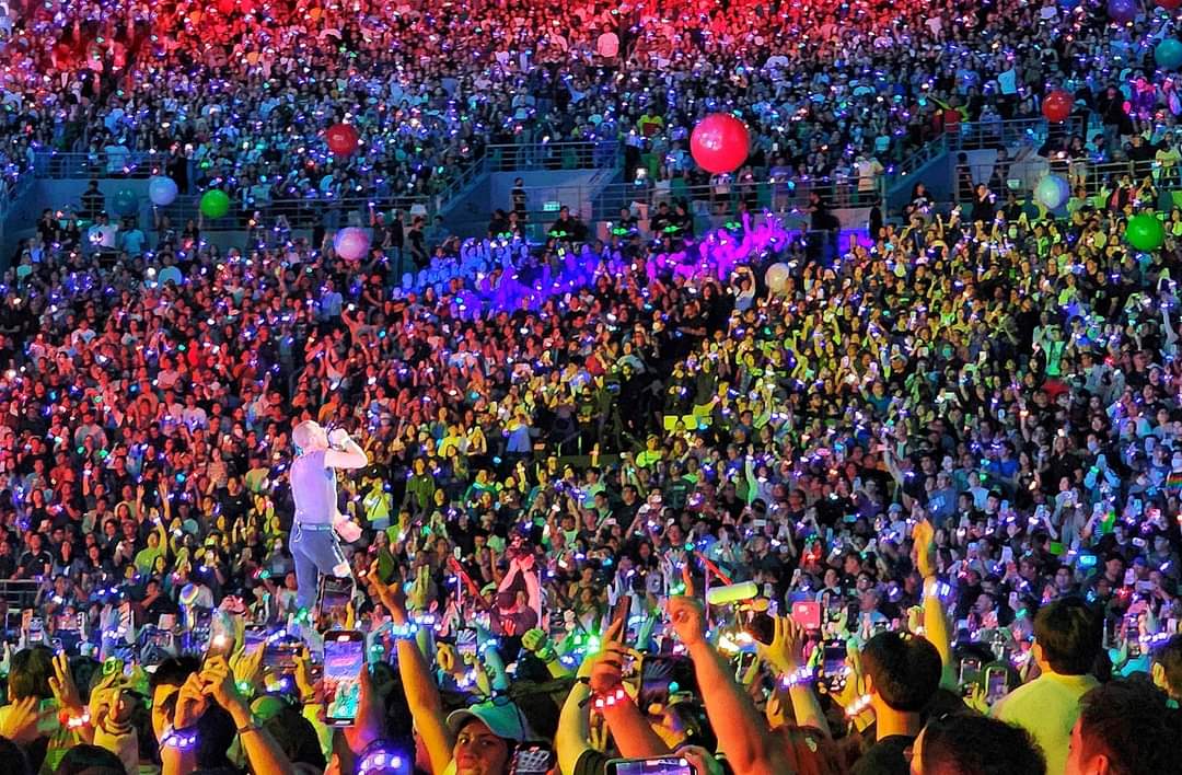 MottyXyloto's tweet photo. So obsessed with these shots of #ColdplayManila

📸 Jer Sandel https://t.co/63tGzwMALX