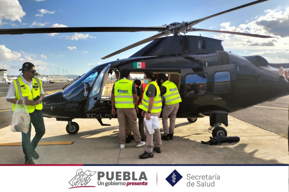 SaludGobPue's tweet photo. Personal de SUMA realizó el traslado aéreo de una paciente de 28 años con trauma de columna y hemotórax bilateral, de una unidad médica en la ciudad de Oaxaca al Hospital de Traumatología y Ortopedia, perteneciente a los Servicios de Salud, para su atención especializada. https://t.co/E6AAS2sMYV