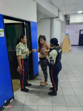 InforTvenezuela's tweet photo. La joven que deambulaba por las inmediaciones de El Marqués en el Municipio Sucre del estado Miranda, fue identificada como Margarita Vega Bejarano de 34 años y de nacionalidad Peruana.
Funcionarios de PoliSucre @PolisucreOficia le prestan la mayor atención posible y solicitan ayuda para encontrar a sus familiares.
Es de condición especial.