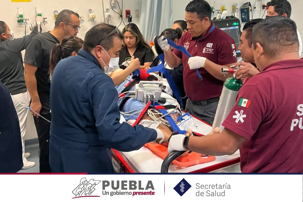 SaludGobPue's tweet photo. Personal de SUMA realizó el traslado aéreo de una paciente de 28 años con trauma de columna y hemotórax bilateral, de una unidad médica en la ciudad de Oaxaca al Hospital de Traumatología y Ortopedia, perteneciente a los Servicios de Salud, para su atención especializada. https://t.co/E6AAS2sMYV