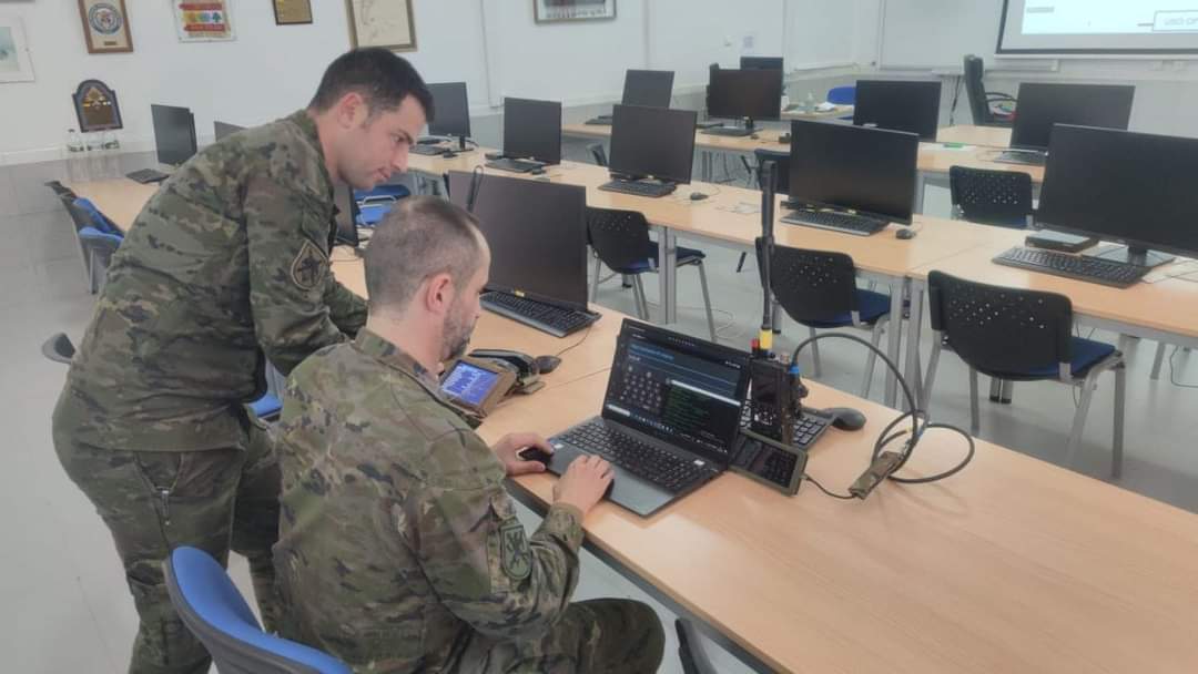 FUTER_ET's tweet photo. #Paracaidistas de la Bandera "Roger de Flor" I participan en unas jornadas de colaboración con el #RT21 #MATRANS, con la finalidad de integrar los medios UAV (Black Hornet 3) en los sistemas de mando y control con los que cuenta la Unidad.

#BRIPAC
#FUTER https://t.co/3Aba0vJhNG