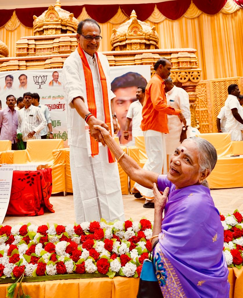 बहनों से रिश्ता दिल का है। आज तमिलनाडु के मदुरै में जब बहन ने आशीष दिया तो हृदय पुलकित हो गया।

सौभाग्य है कि बहनों का प्रेम हर जगह बरसता है।

प्रेम-मार्ग पर जो चले, देह वही सप्राण।
चर्म-लपेटी अस्थि है, प्रेम-हीन की मान।।