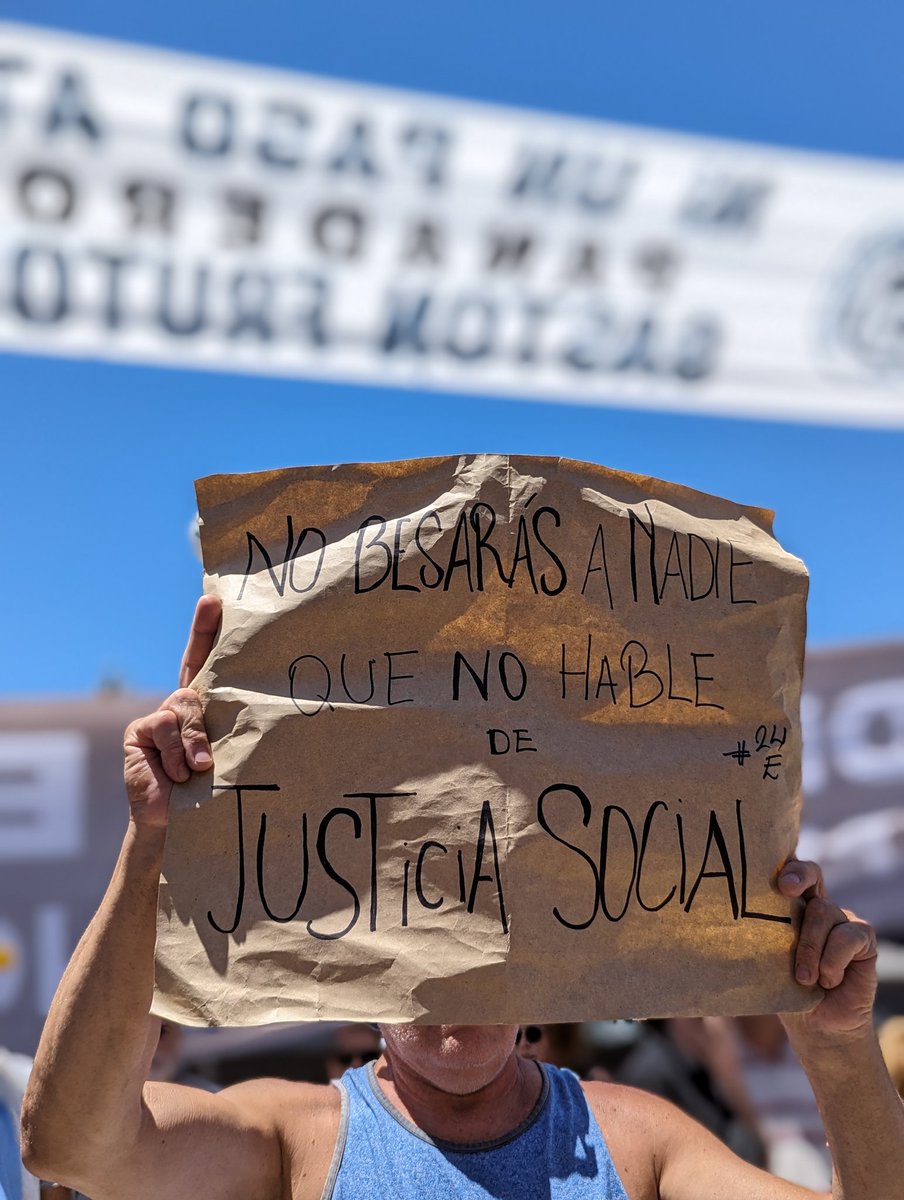 YouAreMyBezoar's tweet photo. No besarás a nadie que no hable de justicia social https://t.co/9mx5LXbeP3