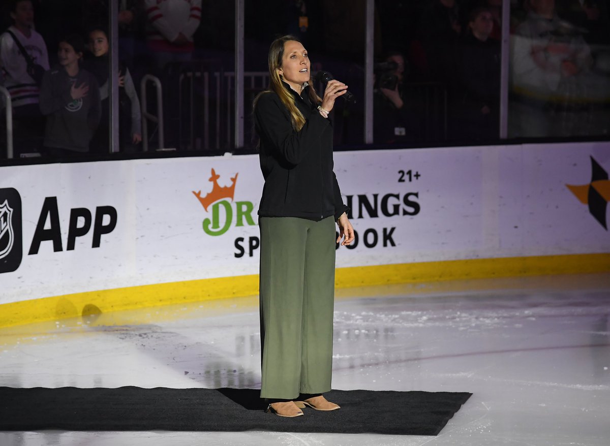 2005 Hockey Humanitarian Award Winner Sarah Carlson from @BC_WHockey performed the National Anthem prior to the Women’s Beanpot Championship Game at @tdgarden last night in front of 10,633 fans #NCAAHockey #CollegeHockey