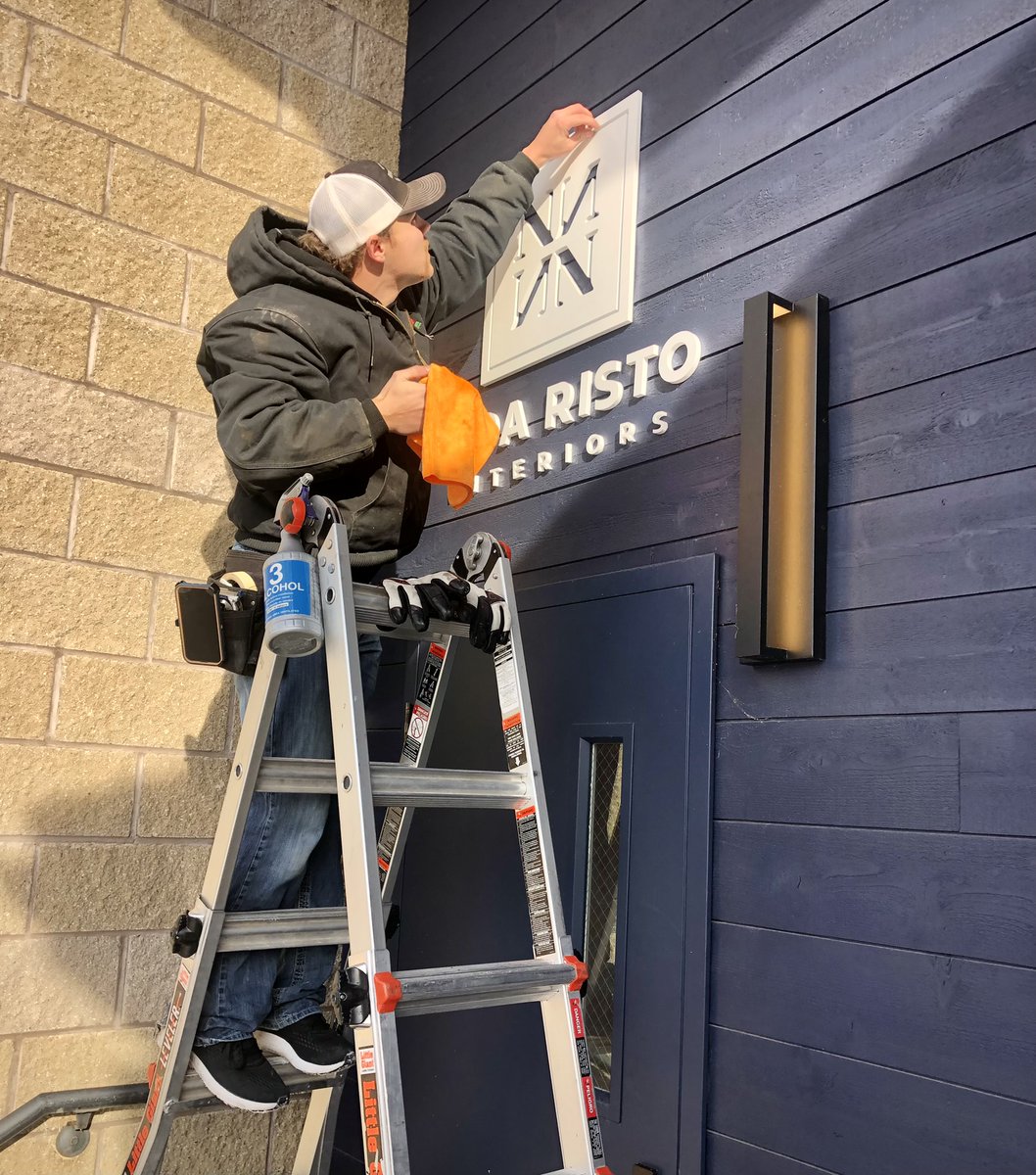 gravity_graphic's tweet image. Dimensional signage like this sign we made for Nida Ristro last year is a clean and modern way to showcase your logo. 

#dimensionalsign #NidaRistoInteriors #interiordesign #raisedlettering #signs