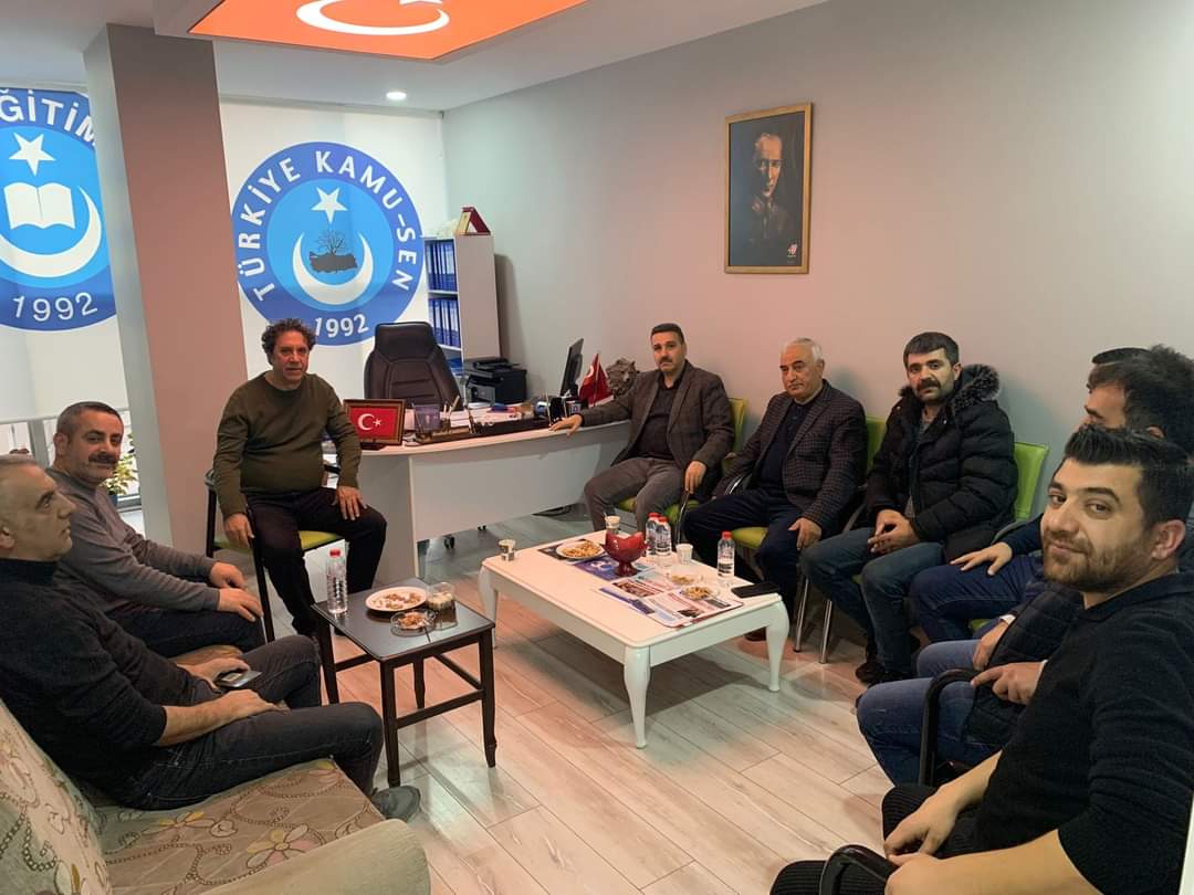 Derneğimize hayırlı olsun ziyretinde bulunan Türkiye KAMUSEN ve Türk Eğitim SEN Bingöl il Başkanı Sn. Sedat DURSUN ve yönetimine iade-i ziyarette bulunduk. Güzel ev sahipliği ve nezaketlerine teşekkür eder, çalışmalarında başarılar dileriz.