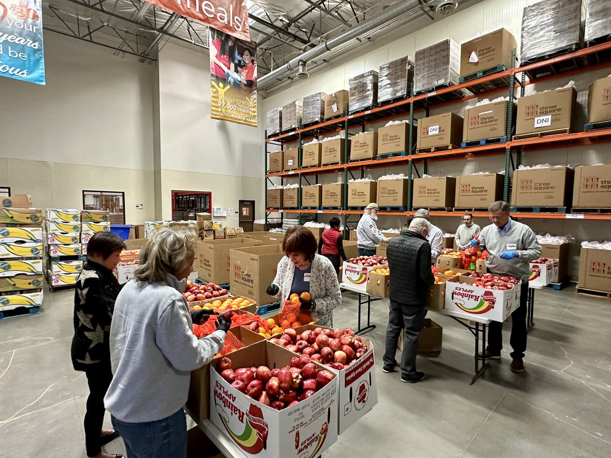 threesquareLV's tweet photo. Together, members of our Giving Society and Three Square staff packed +1.8K produce bags for seniors benefiting from the Meals on Wheels program! Thanks to all our Giving Society members for supporting us and believing that no one in our community should be hungry. #hungerfreesnv https://t.co/wJmHZGHg2g