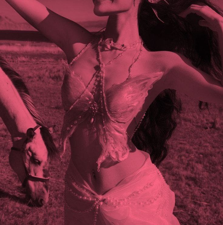 ᅟᅟ⠀⠀⠀⠀⠀⠀⠀⠀ᅟᅟᅟᅟᅟᅟᅟᅟ
⠀ᅟᅟ
⠀⠀⠀⠀⠀⠀𝐏arecia um mergulho num conto de fadas, elas de fato são pequenas, mas podem ficar numa versão do tamanho de um humano se necessário, a líder deles Aisha foi gentil com a minha visita e conversamos bastante.
⠀⠀⠀⠀⠀⠀
⠀